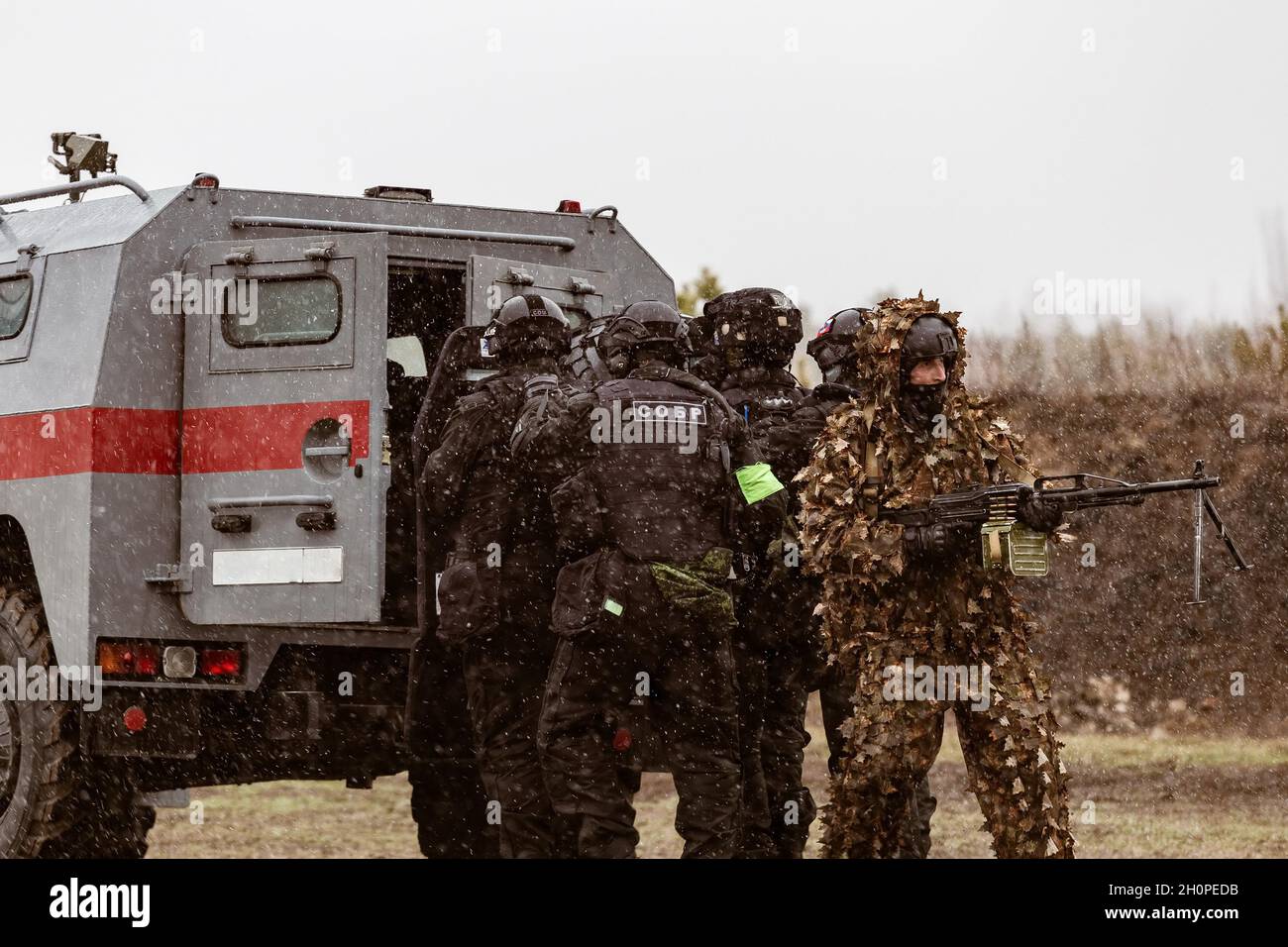 Voronezh, Russia. 4 aprile 2019. Gli ufficiali SOBR (unità antiterrorismo) vengono evacuati in un veicolo blindato sotto la copertura di un mitragliatore, durante la fase di campo dell'esercizio. Nella regione di Voronezh si è svolto un complesso esercizio tattico e speciale. All'incontro hanno partecipato dipendenti e militari della Guardia Nazionale e uffici regionali dei dipartimenti di potere dello Stato. (Foto di Mihail Siergiejevicz/SOPA Imag/Sipa USA) Credit: Sipa USA/Alamy Live News Foto Stock