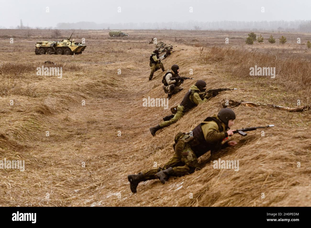 Voronezh, Russia. 4 aprile 2019. I funzionari OMON avanzano lungo un ampio fronte durante la fase di campo dell'esercizio. Nella regione di Voronezh si è svolto un complesso esercizio tattico e speciale. All'incontro hanno partecipato dipendenti e militari della Guardia Nazionale e uffici regionali dei dipartimenti di potere dello Stato. (Foto di Mihail Siergiejevicz/SOPA Imag/Sipa USA) Credit: Sipa USA/Alamy Live News Foto Stock