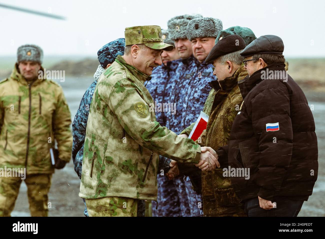 Voronezh, Russia. 03 Aprile 2019. Il comandante del distretto, il generale Igor Golloyev, comunica con i responsabili di diverse direzioni durante la fase di campo dell'esercizio. Nella regione di Voronezh si è svolto un complesso esercizio tattico e speciale. All'incontro hanno partecipato dipendenti e militari della Guardia Nazionale e uffici regionali dei dipartimenti di potere dello Stato. (Foto di Mihail Siergiejevicz/SOPA Imag/Sipa USA) Credit: Sipa USA/Alamy Live News Foto Stock