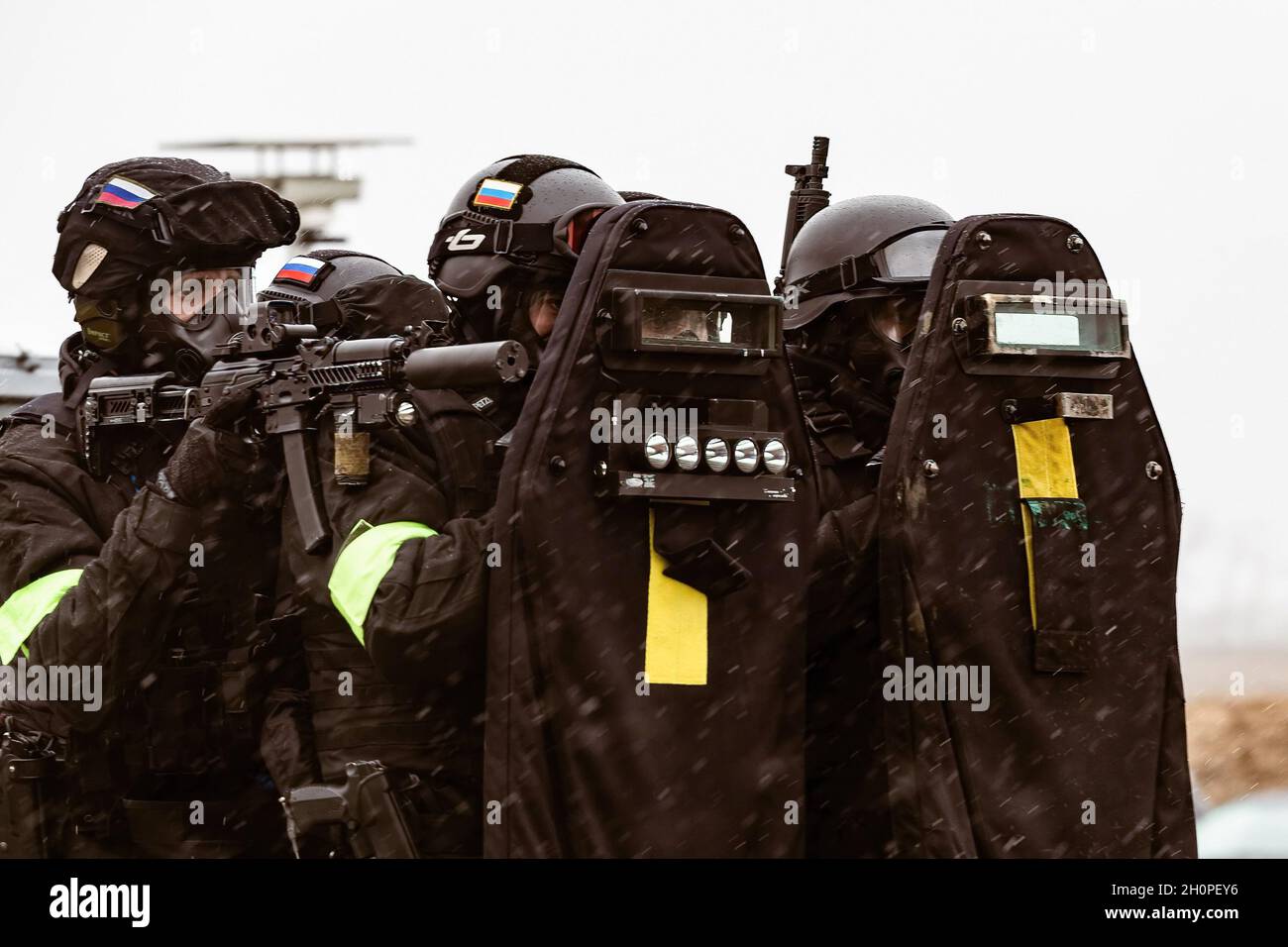 Voronezh, Russia. 4 aprile 2019. Gli ufficiali SOBR (unità antiterrorismo) sotto la copertura degli scudi vanno all'assalto, durante la fase di campo dell'esercizio.Un complesso esercizio tattico e speciale ha avuto luogo nella regione di Voronezh. All'incontro hanno partecipato dipendenti e militari della Guardia Nazionale e uffici regionali dei dipartimenti di potere dello Stato. (Credit Image: © Mihail Siergiejevicz/SOPA Images via ZUMA Press Wire) Foto Stock