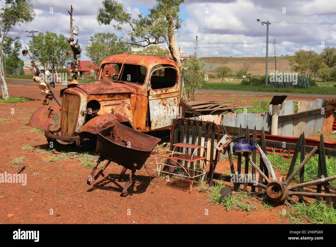 Terra rossa e camion scartato in vecchia città fantasma di estrazione dell'oro di Gwalia, Leonora, nel deserto del Grande Vittoria, Australia Occidentale Foto Stock