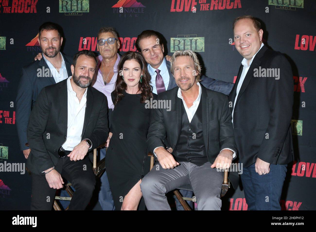 Los Angeles, California. 13 ottobre 2021. Matthew Marsden, Matt Shapira, Steven Bauer, Kira Reed Lorsch, Vincent de Paul, David A.R.White, Michael Scott agli Arrivi per AMORE SUL ROCK World Premiere, Hilton Los Angeles - Universal City, Los Angeles, CA 13 ottobre 2021. Credit: Priscilla Grant/Everett Collection/Alamy Live News Foto Stock