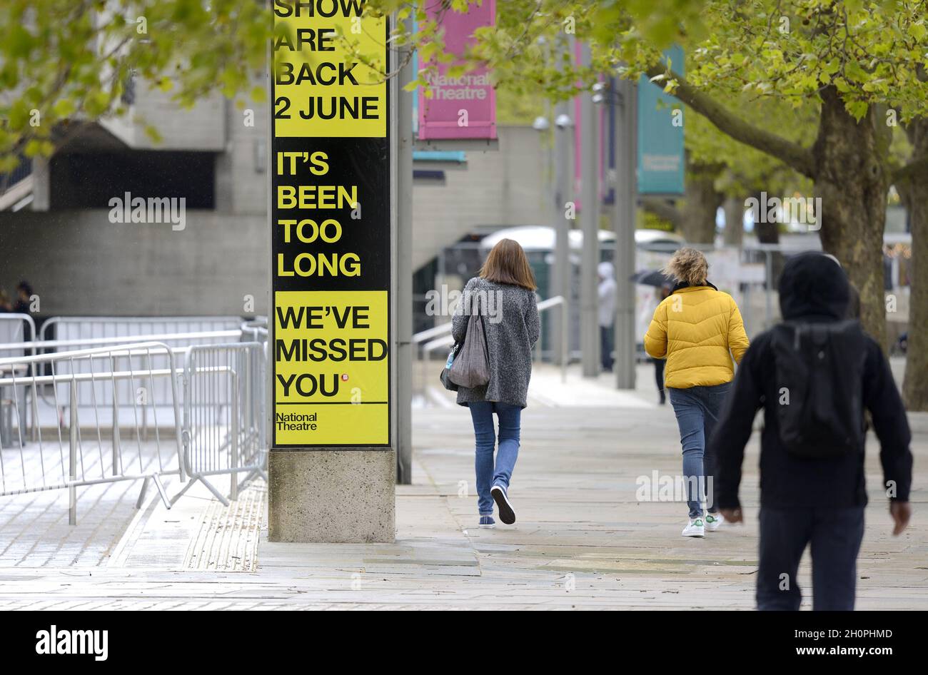 Londra, Inghilterra, Regno Unito. Poster fuori dal Teatro Nazionale sulla South Bank che dà il benvenuto alle persone dopo la chiusura a causa di COVID, 2021 Foto Stock