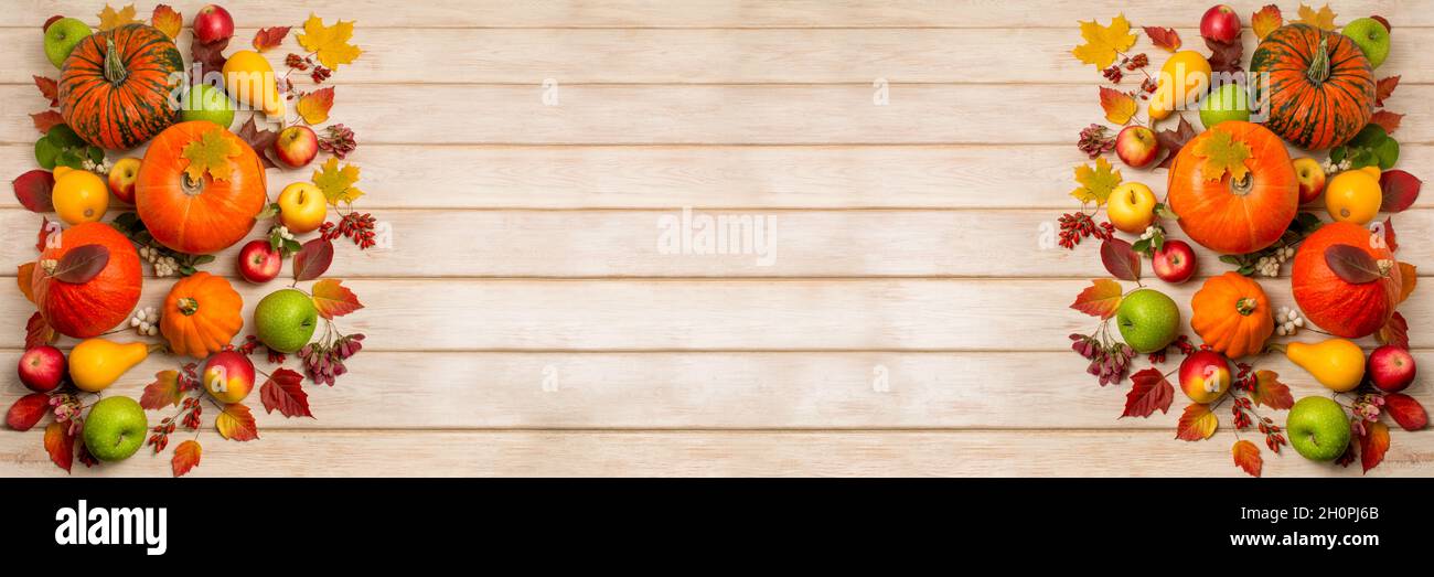 Zucca autunnale, foglie autunnali, rosso, mele verdi e bacche sfondo per i social media Foto Stock