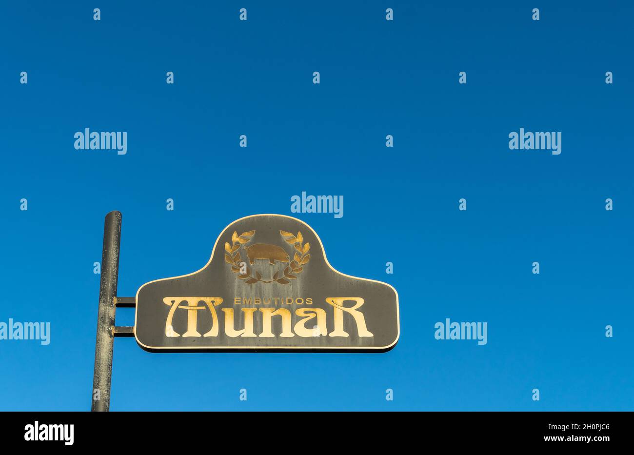 Fabbrica di salsiccia Munar all'alba. Primo piano del logo su un palo pubblicitario. Situato nella città maiorchina di Porreres, Isole Baleari, Spagna Foto Stock