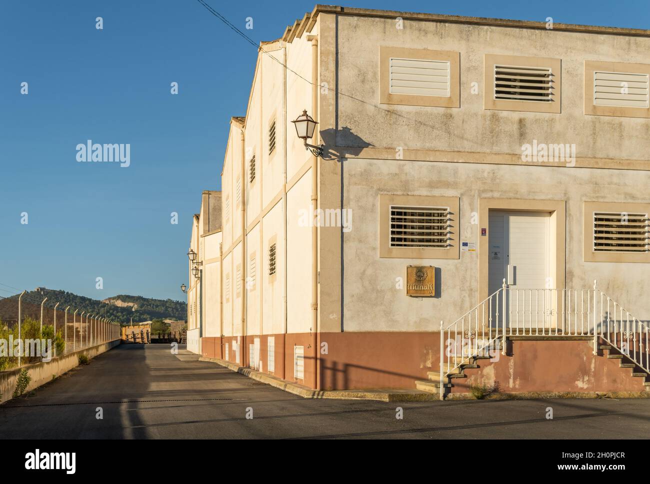 Fabbrica di salsiccia Munar all'alba. Situato nella città maiorchina di Porreres, Isole Baleari, Spagna Foto Stock