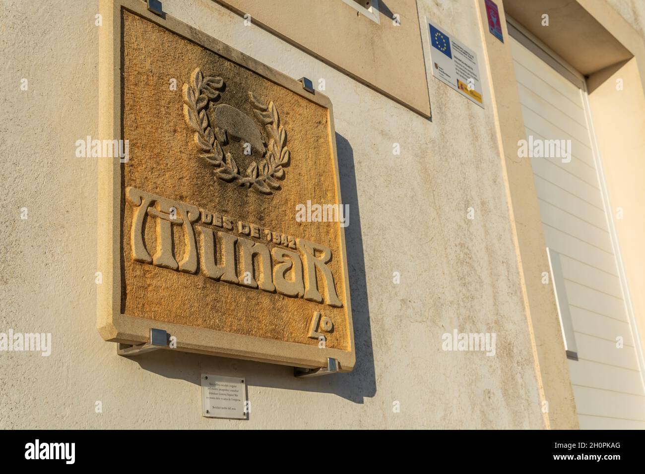 Fabbrica di salsiccia Munar all'alba. Primo piano della società di logo. Situato nella città maiorchina di Porreres, Isole Baleari, Spagna Foto Stock