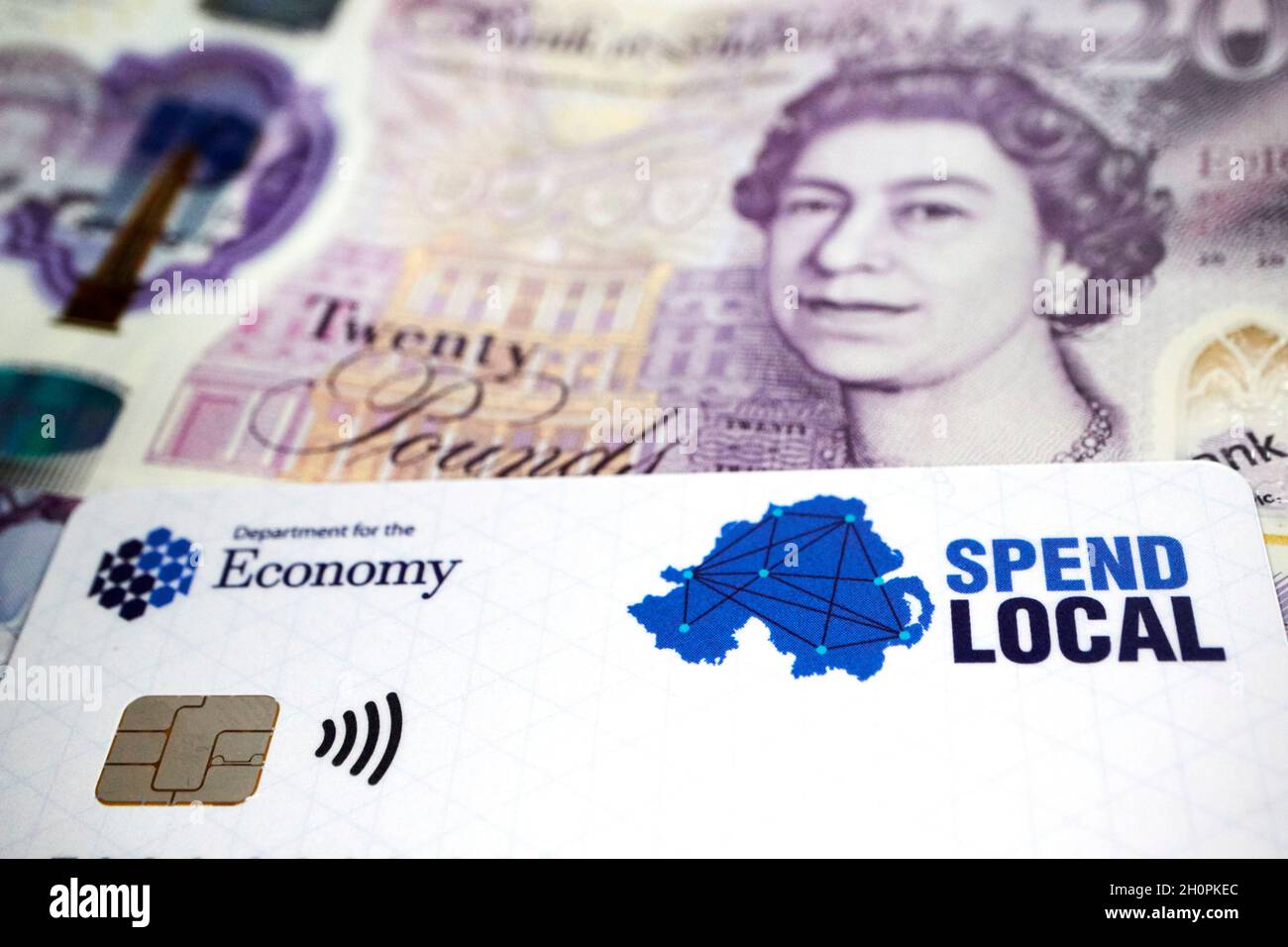 Le carte arrivano per le Northern Irelands spendere locale schema di alta strada. Il governo dell'Irlanda del Nord sta inviando 100 sterline su carte da spesa prepagate a ogni adulto come parte del programma di recupero Coronavirus dei dirigenti NI. Foto Stock