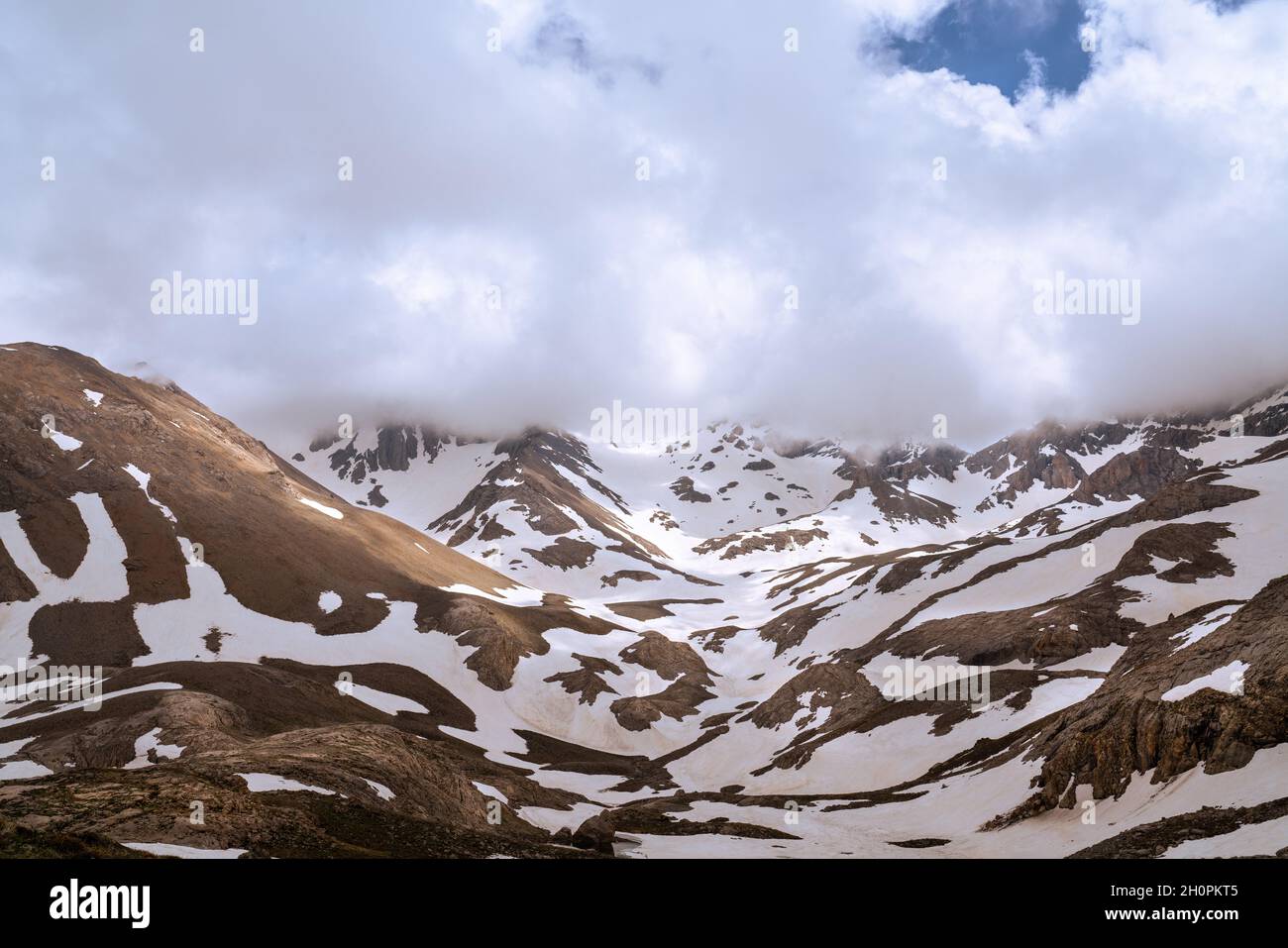 Video aereo 4K di una foresta e montagne con neve coperta. Montagne Taurus in Turchia Foto Stock