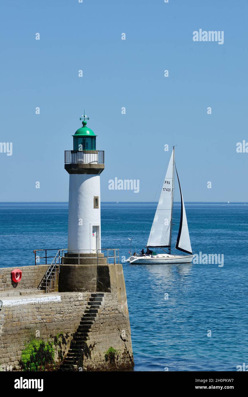 Isola Belle Ile en Mer (al largo della costa della Bretagna, Francia nord-occidentale): Città di le Palais. Barca a vela lasciando il porto Foto Stock