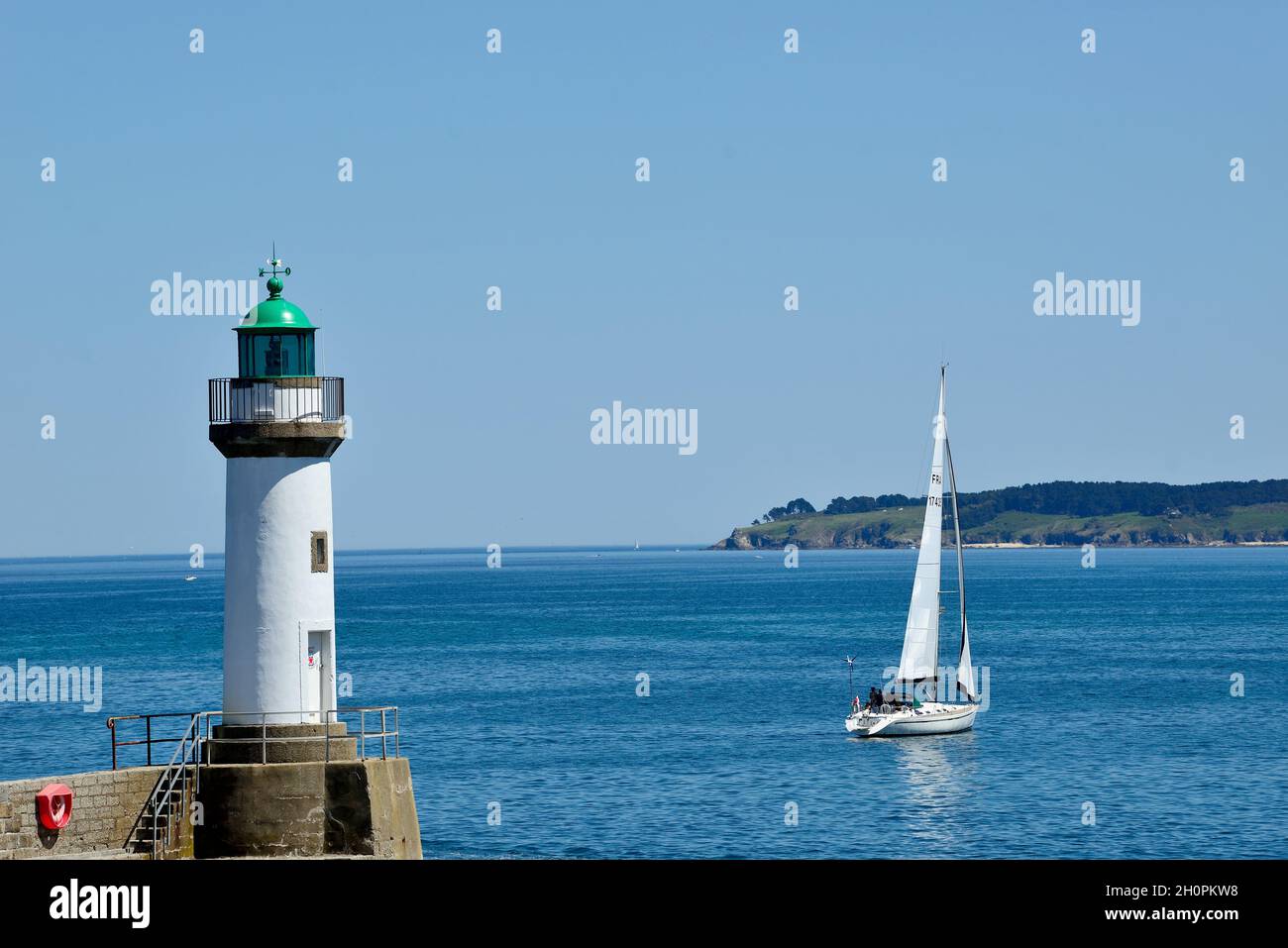 Isola Belle Ile en Mer (al largo della costa della Bretagna, Francia nord-occidentale): Città di le Palais. Barca a vela lasciando il porto Foto Stock