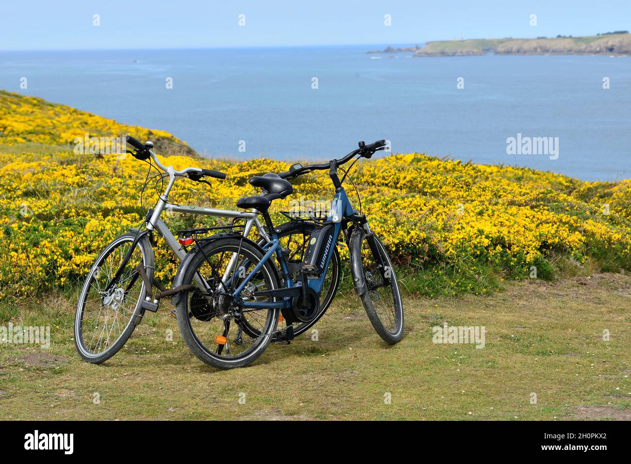 Isola di ÒBelle Ile en Mer (al largo delle coste della Bretagna, Francia nord-occidentale): bici lungo la costa selvaggia. Foto Stock