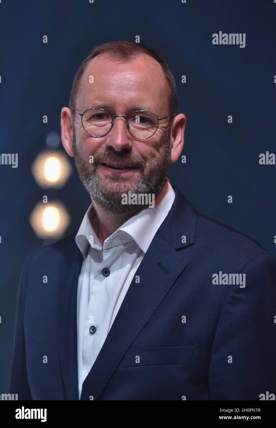 Colonia, Germania. 13 ottobre 2021. Peter o'Keeffe, CEO di Holiday on Ice e produttore del nuovo show alla presentazione di 'A new Day' - il nuovo Ice show di Holiday on Ice. Il nuovo spettacolo inizia il 17 novembre 2021 e si esibirà in 180 sedi in Germania con un totale di 23 spettacoli. Credit: Horst Galuschka/dpa/Alamy Live News Foto Stock