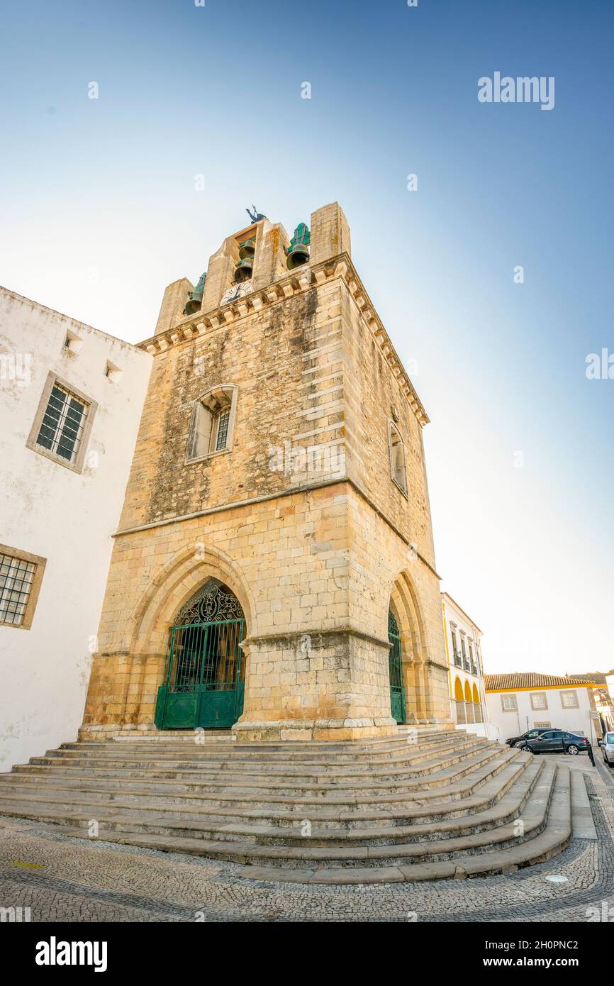 Cattedrale storica nella città vecchia di Faro, Algarve, a sud del Portogallo Foto Stock