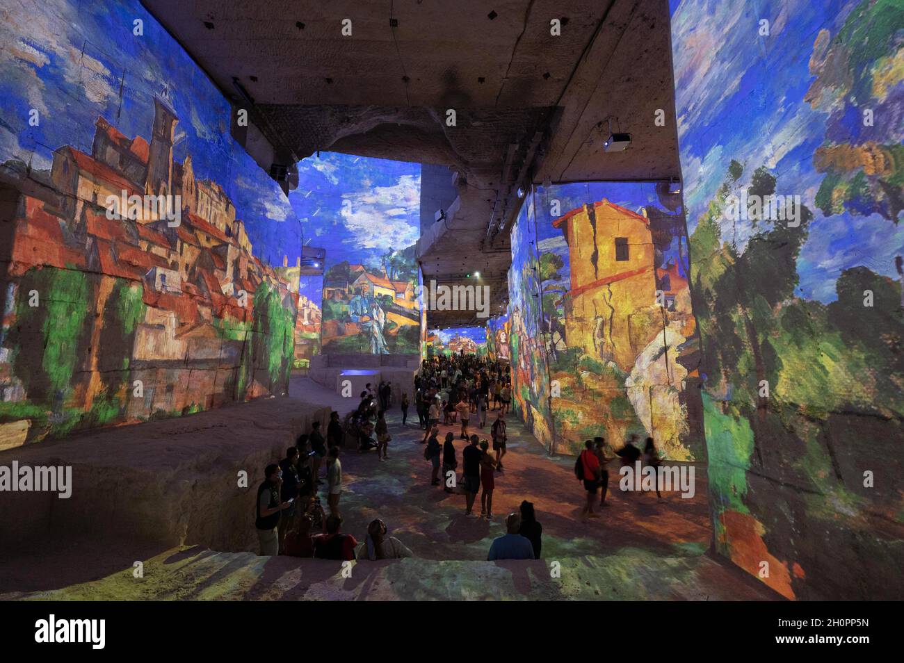 Les Baux de Provence (Francia sud-orientale): “Les Carrieres des Lumieres” ospita mostre digitali immersive dedicate ai grandi artisti prodotti dalla cUL Foto Stock