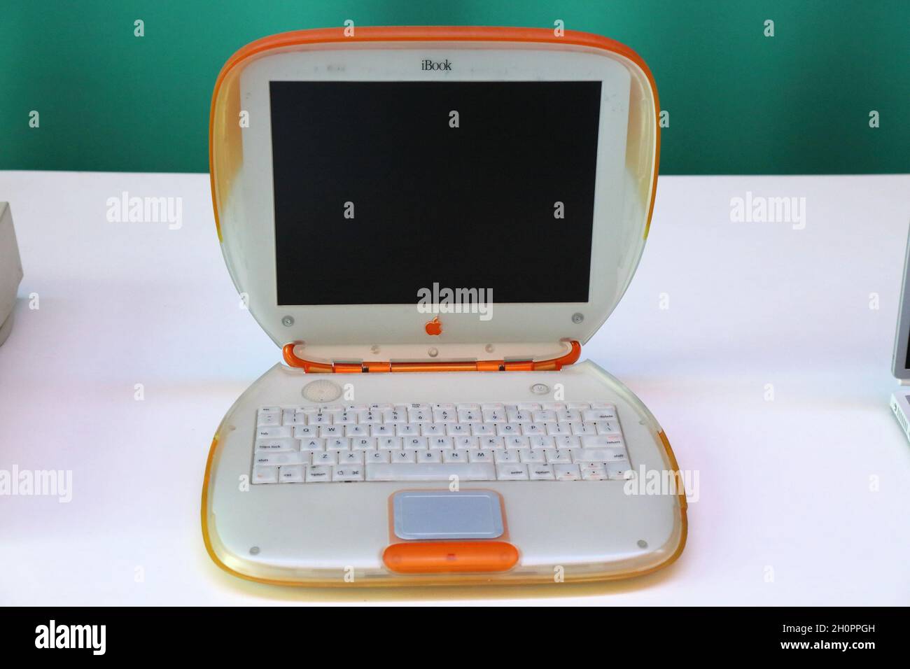 TERRASSA, SPAGNA - 6 OTTOBRE 2021: Vecchio computer portatile Apple iBook clamshell storico prodotto nel 1999-2001. Foto Stock