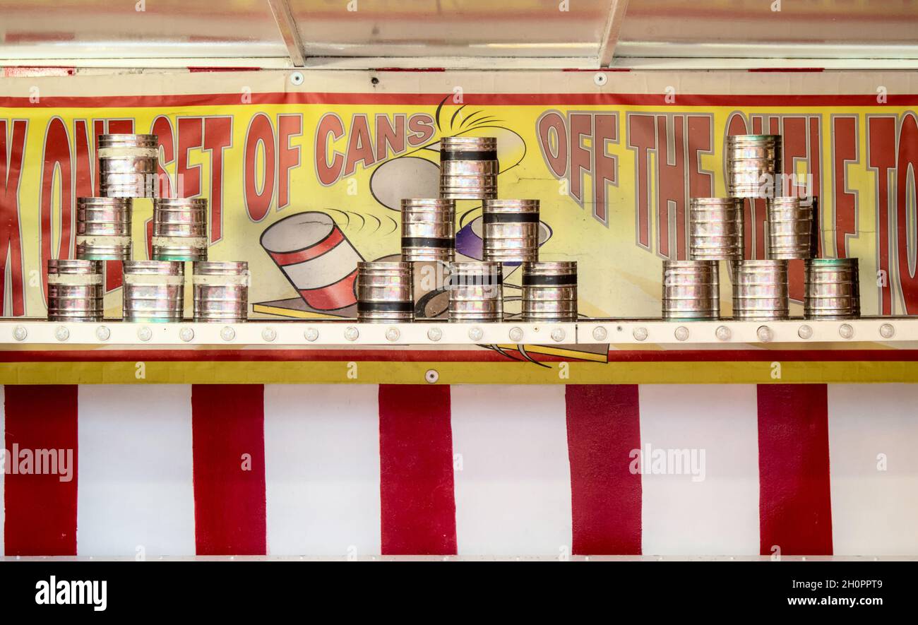 Abbatti le lattine per Un premio Stall ad Un funfair con le lattine su Una mensola in Una forma della piramide, Regno Unito Foto Stock