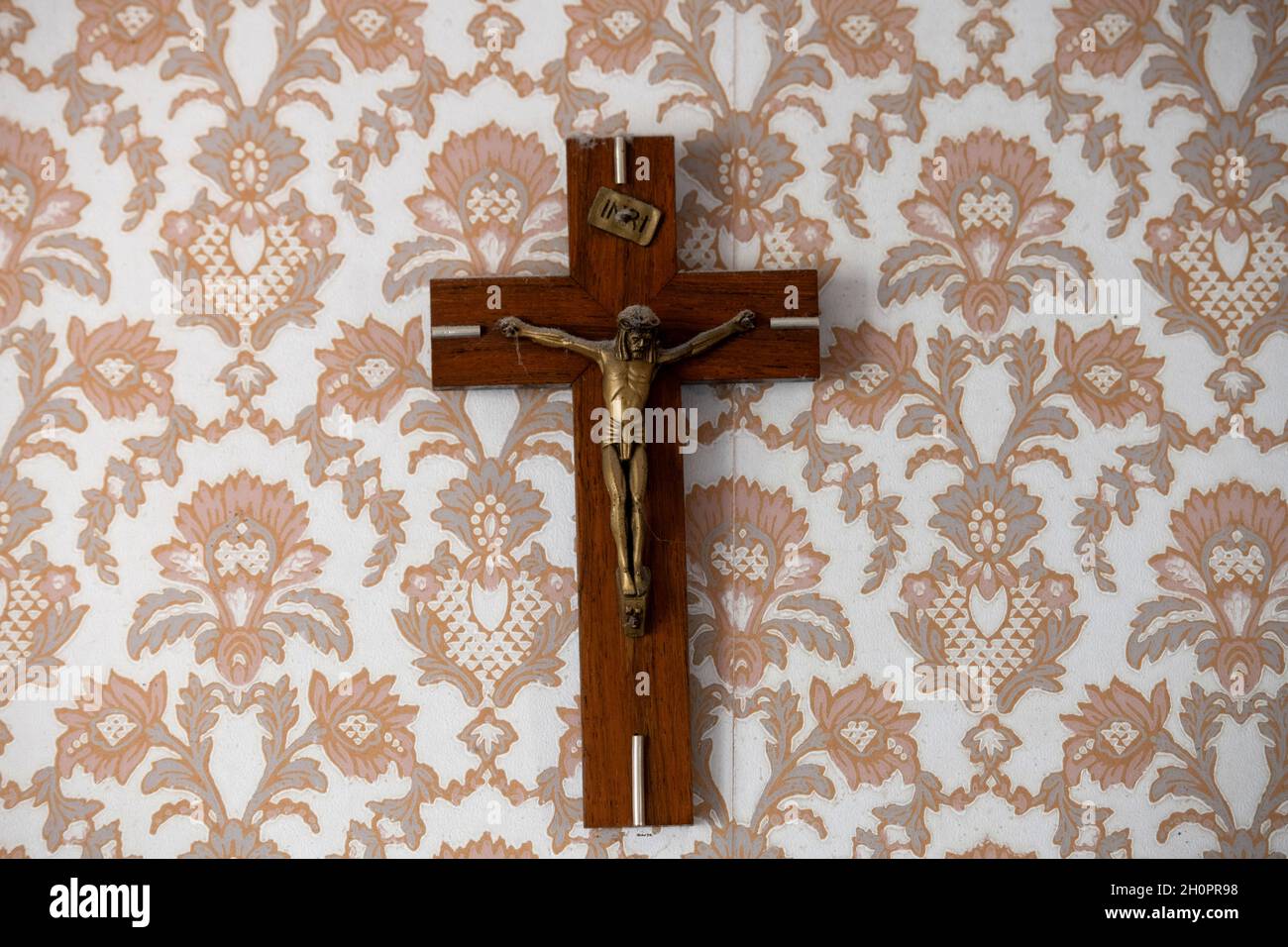 Croce Santa, crocifisso su un muro, su una carta da parati d'epoca Foto Stock