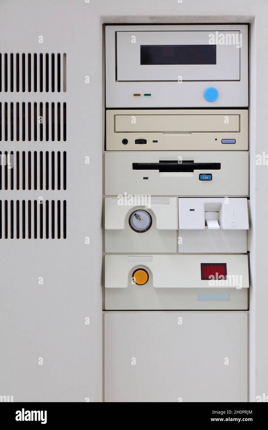 Vista frontale del telaio del computer obsoleto. Vecchio computer bianco con unità CD-ROM e unità floppy. Foto Stock