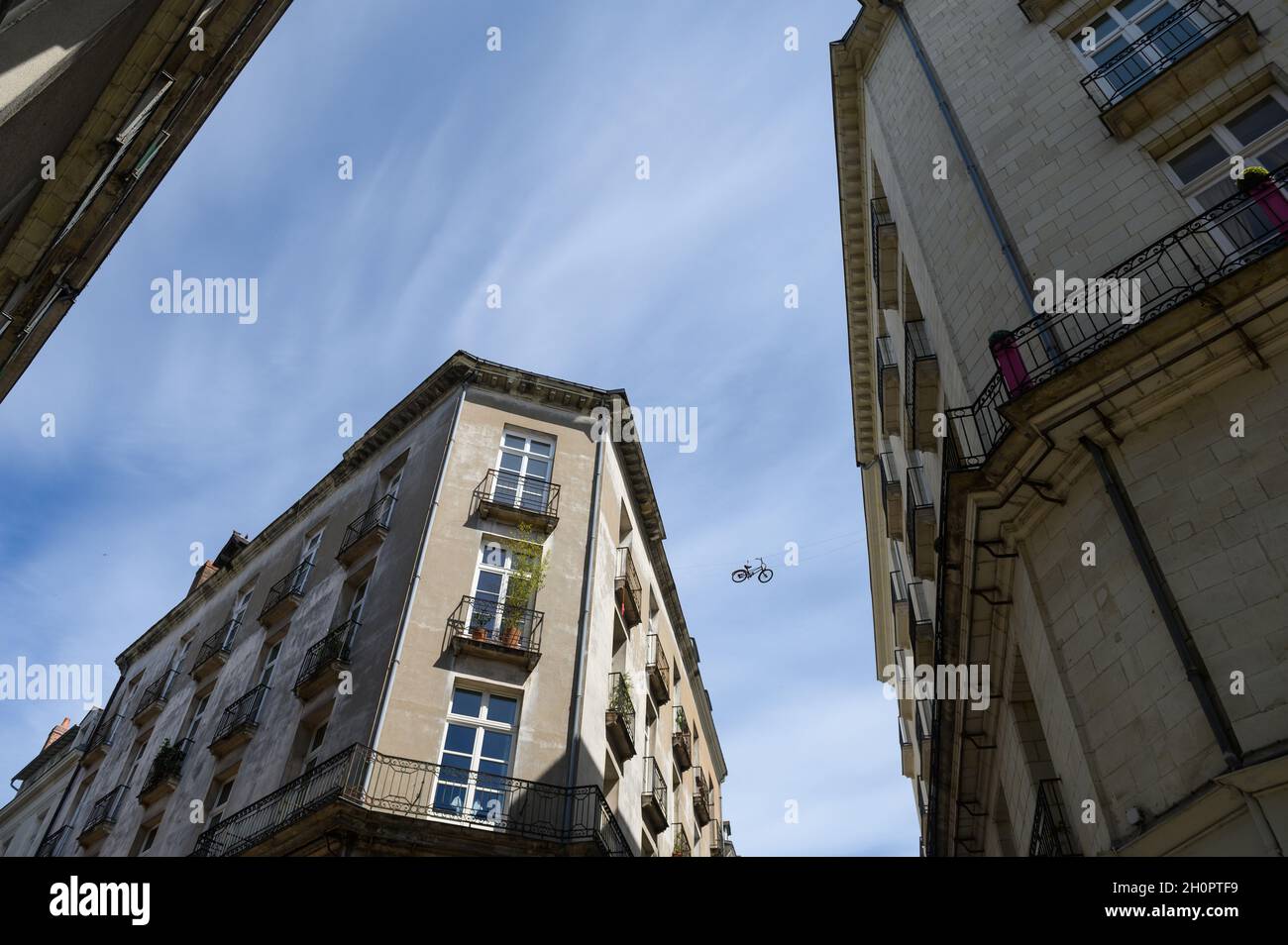 Nantes (Francia nord-occidentale): Piccola bici sospesa tra due edifici Foto Stock