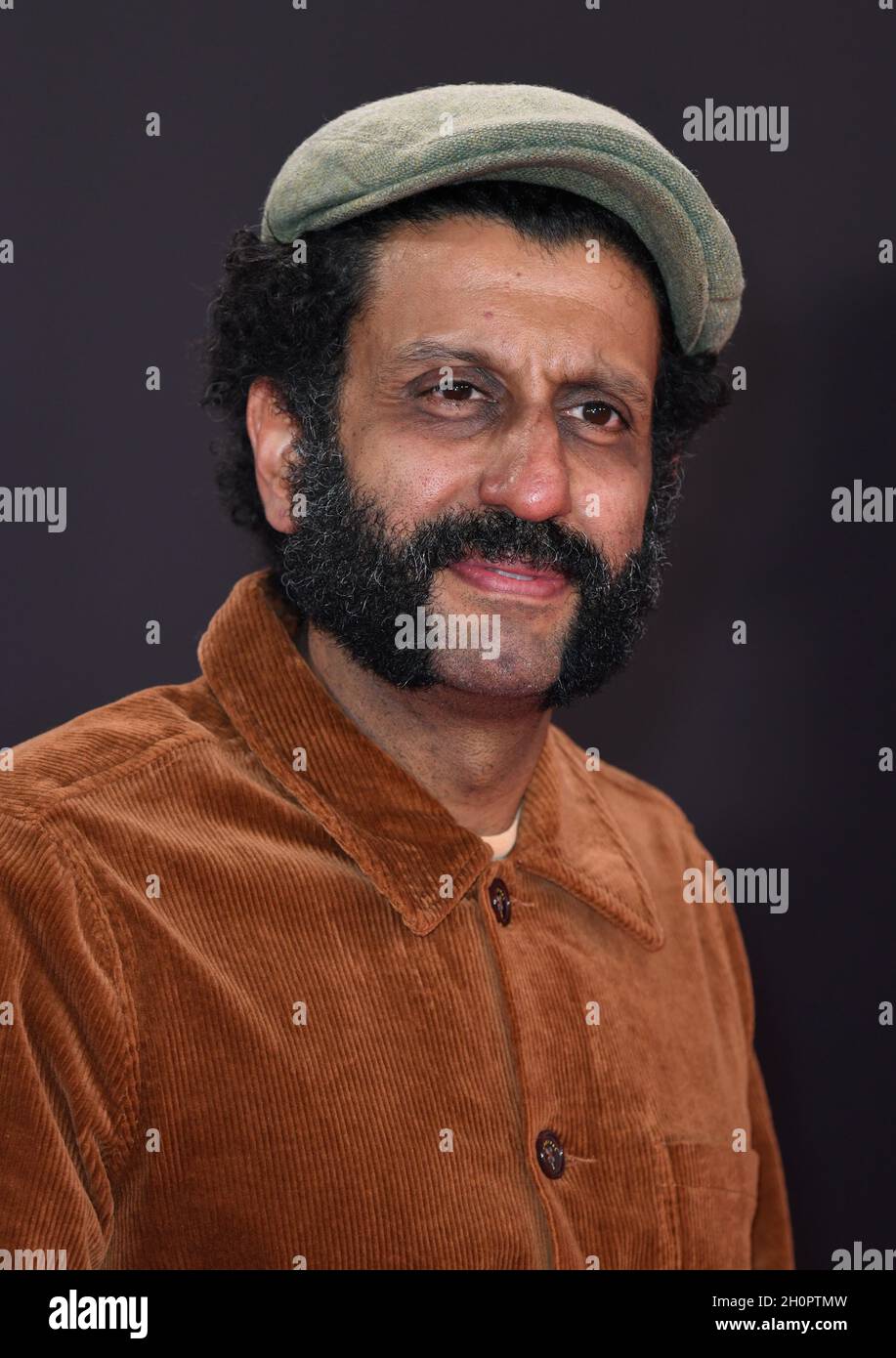 13 ottobre 2021. Londra, Regno Unito. Adeel Akhtar arriva allo Screening di gala Ali & Ava, parte del BFI London Film Festival, che si tiene presso la Royal Festival Hall. Credit: Doug Peters/EMPICS/Alamy Live News Foto Stock