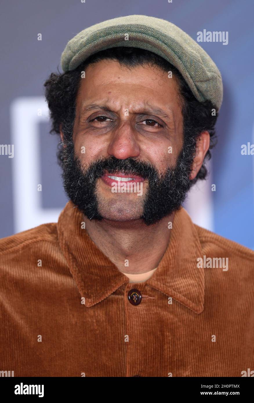 13 ottobre 2021. Londra, Regno Unito. Adeel Akhtar arriva allo Screening di gala Ali & Ava, parte del BFI London Film Festival, che si tiene presso la Royal Festival Hall. Credit: Doug Peters/EMPICS/Alamy Live News Foto Stock