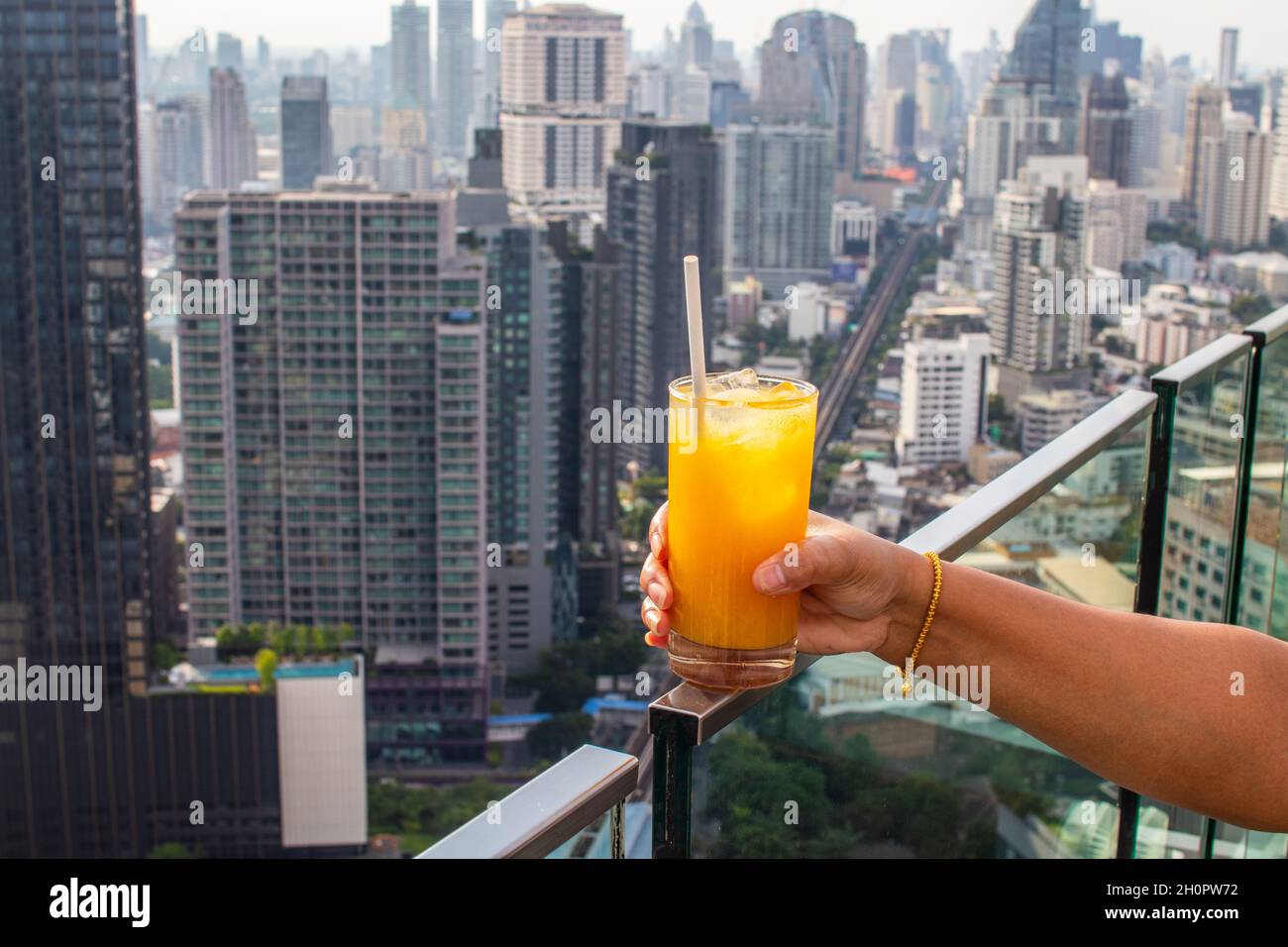 Un cocktail di mango rinfrescante e delizioso sui tetti di Bangkok Thailandia Foto Stock