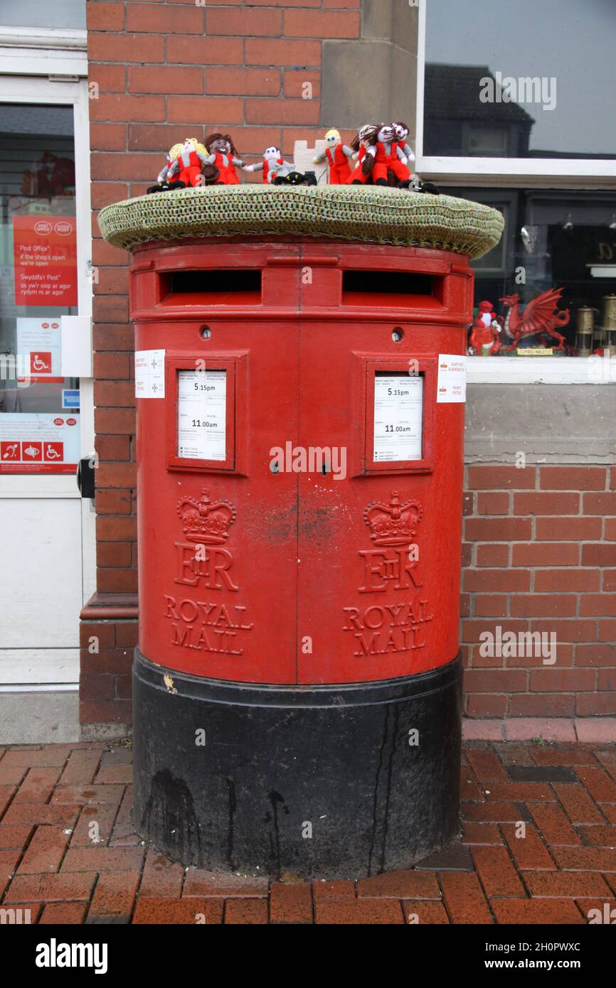 Una cassetta delle lettere ad Abergele, Galles, decorata con figure dei concorrenti in i'm A Celebrity Get e out of here girato nel vicino castello di Gwrych nel 2020 Foto Stock