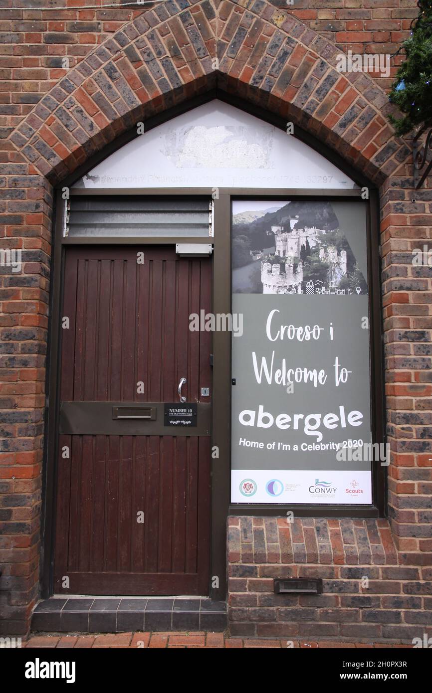 Porta del vecchio municipio, Abergele, Galles del Nord, con un segno che pubblicizza i'm A Celebrity Get Me out of here in 2020. Foto Stock