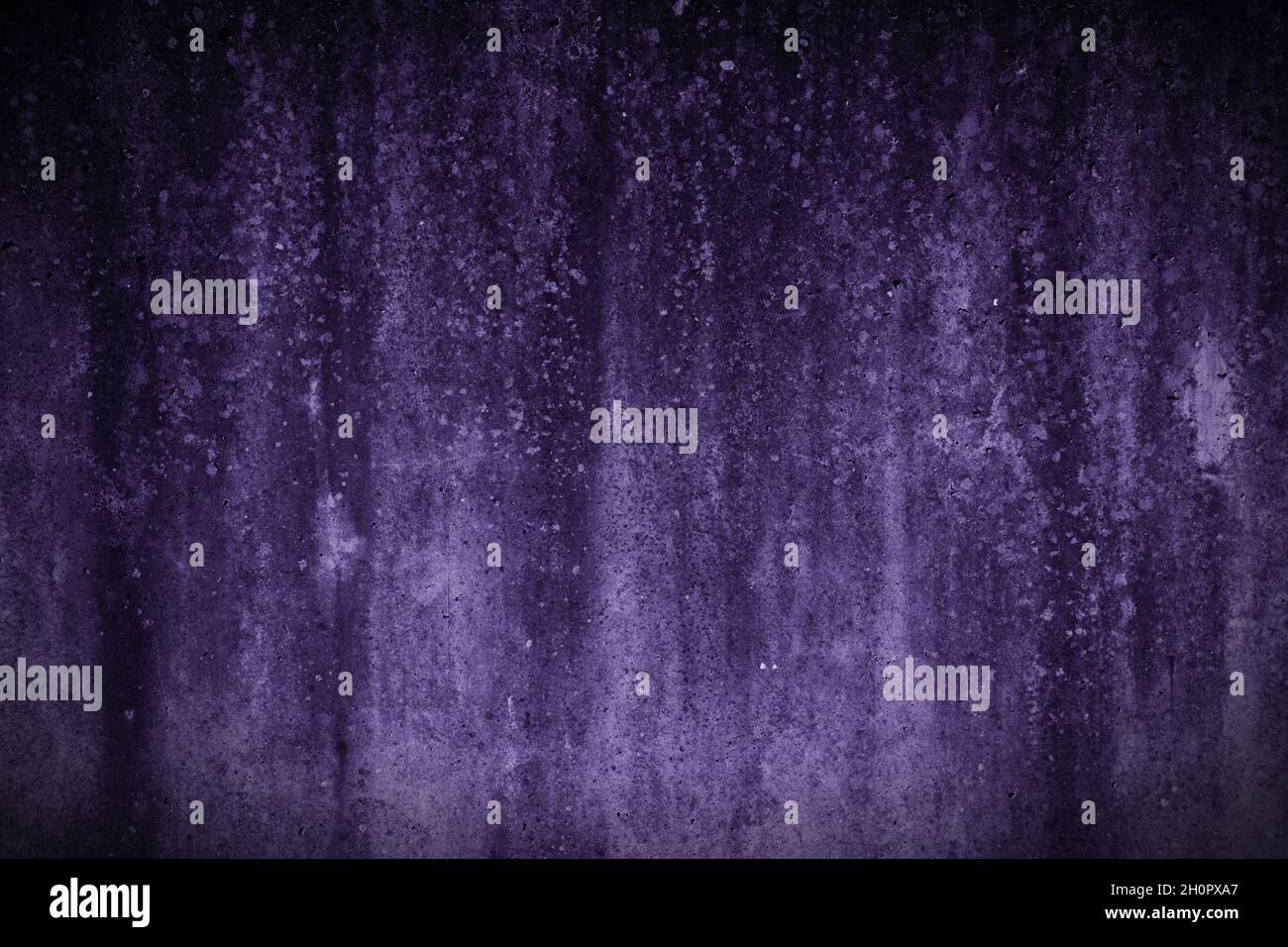 Parete ruvida con grunge viola. Vecchio muro di cemento sfondo viola scuro. Foto Stock