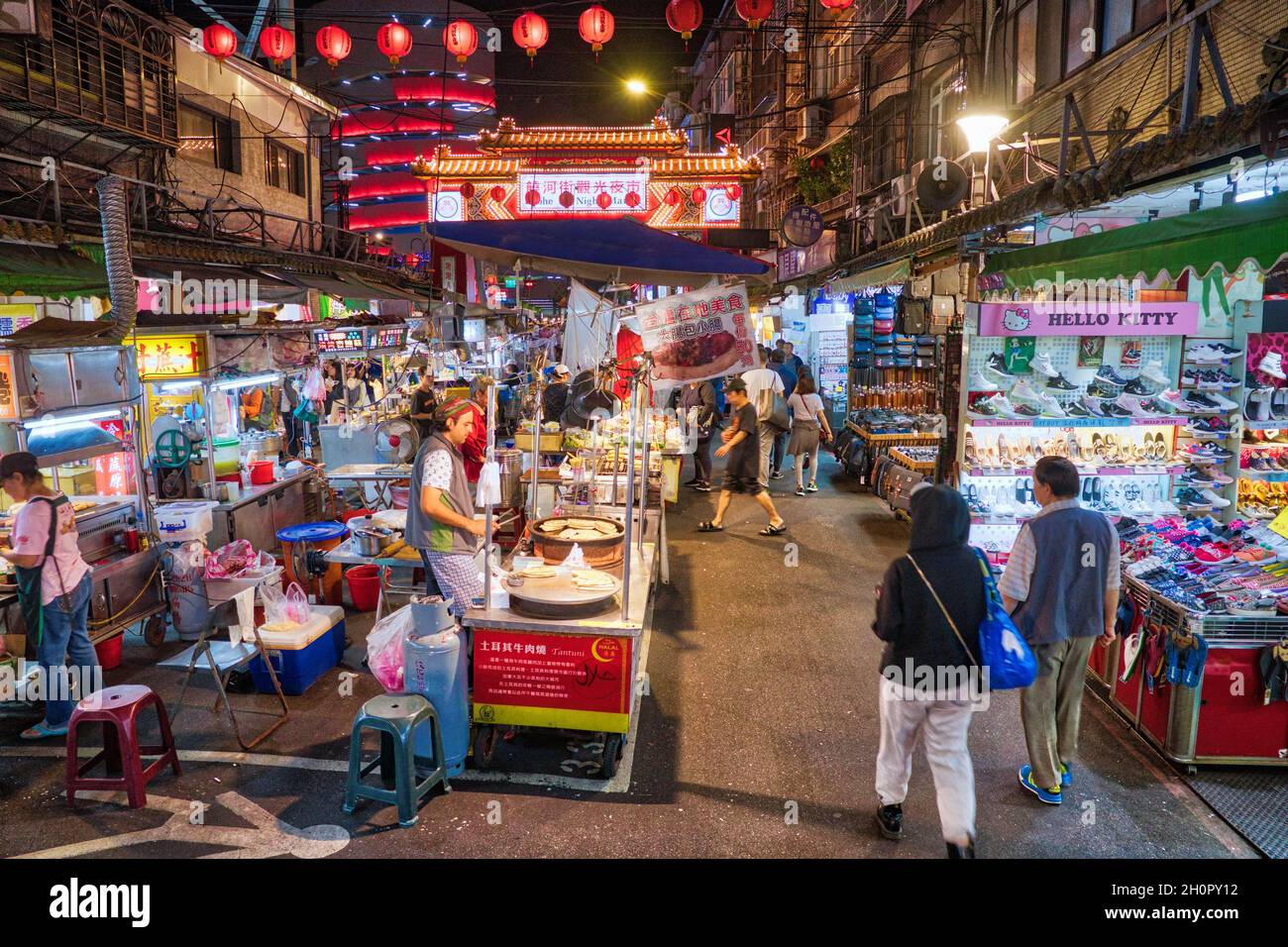 TAIPEI, TAIWAN - 4 DICEMBRE 2018: La gente visita il mercato notturno di Raohe a Taipei. I mercati del cibo notturno sono una grande parte della cultura taiwanese. Foto Stock