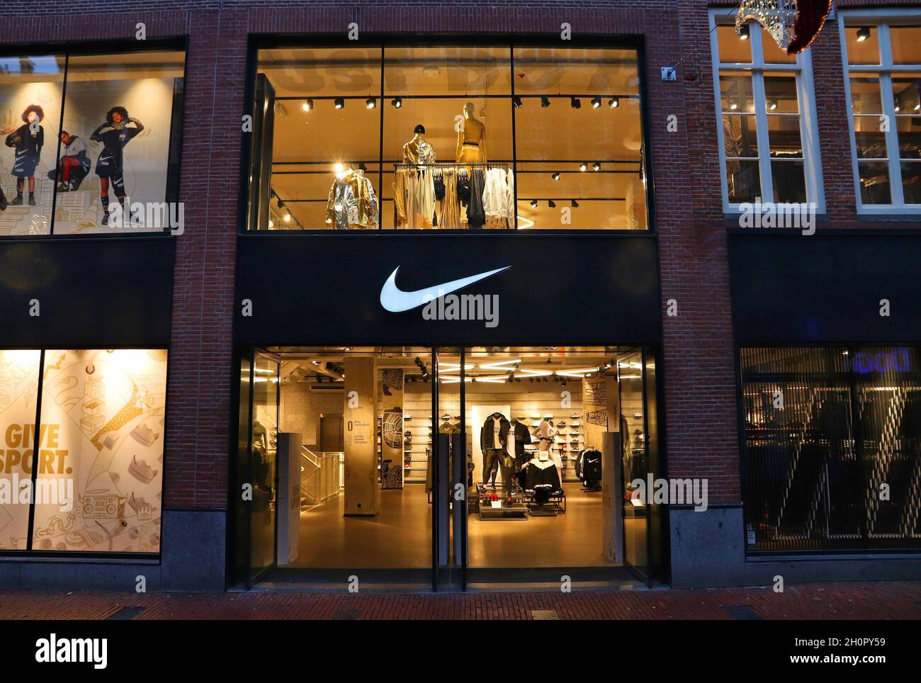 AMSTERDAM, PAESI BASSI - 6 DICEMBRE 2018: Negozio di moda Nike SPORTS ad Amsterdam, Paesi Bassi. Nike Inc è un'azienda americana di abbigliamento sportivo. Foto Stock