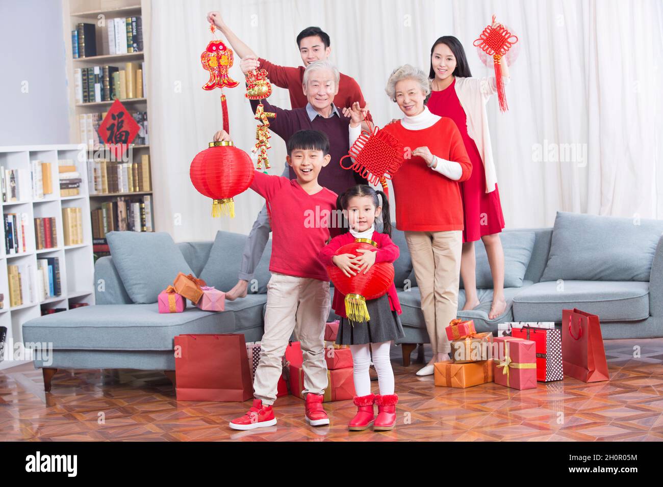 Le famiglie accolgono felicemente il Capodanno Foto Stock
