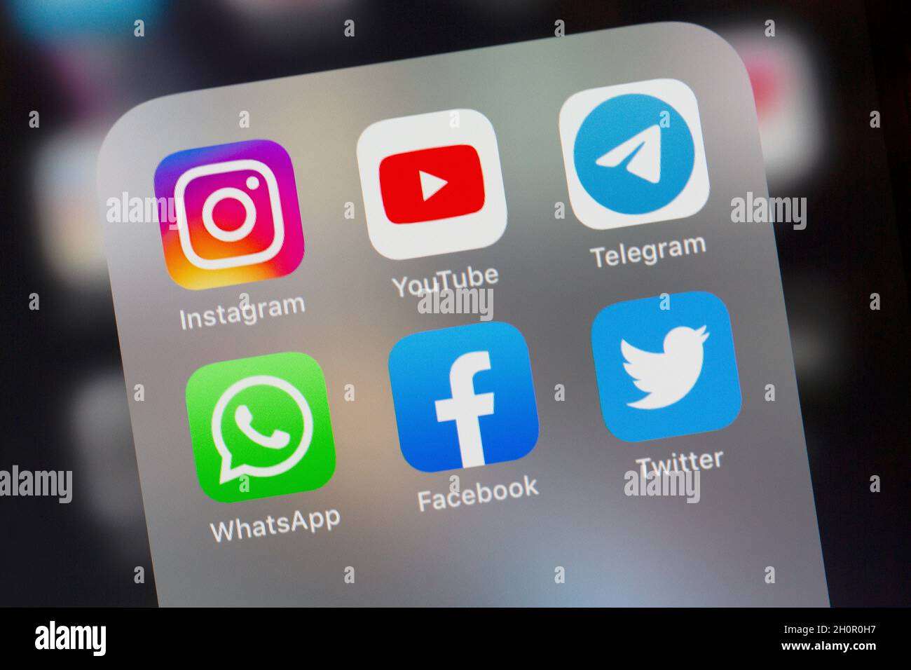 MOSCA, RUSSIA - 13 ottobre 2021: WhatsApp, YouTube, Telegram, Twitter, Facebook, Logo Instagram sul primo piano dello smartphone Foto Stock
