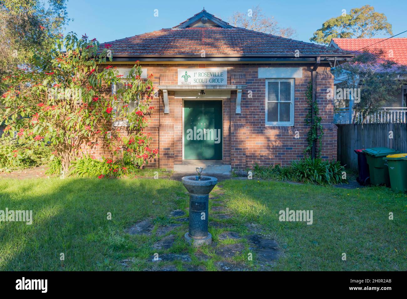 L'interwar ha progettato e costruito la prima Roseville Cub Scout Hall nella periferia nord di Sydney con il suo mondo guerra due, bubbler memoriale di guerra Foto Stock