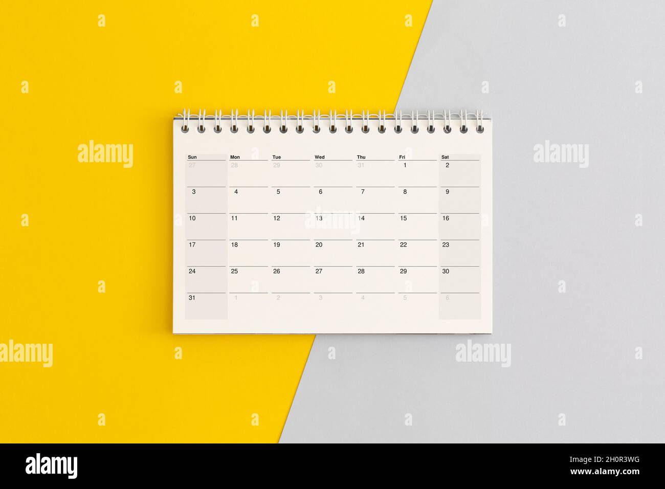 Pagina del calendario su sfondo a colori. Pianificazione aziendale Foto Stock