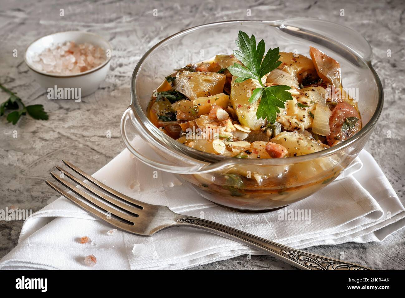 Deliziosi zucchini fritti in un piatto sul tavolo Foto Stock