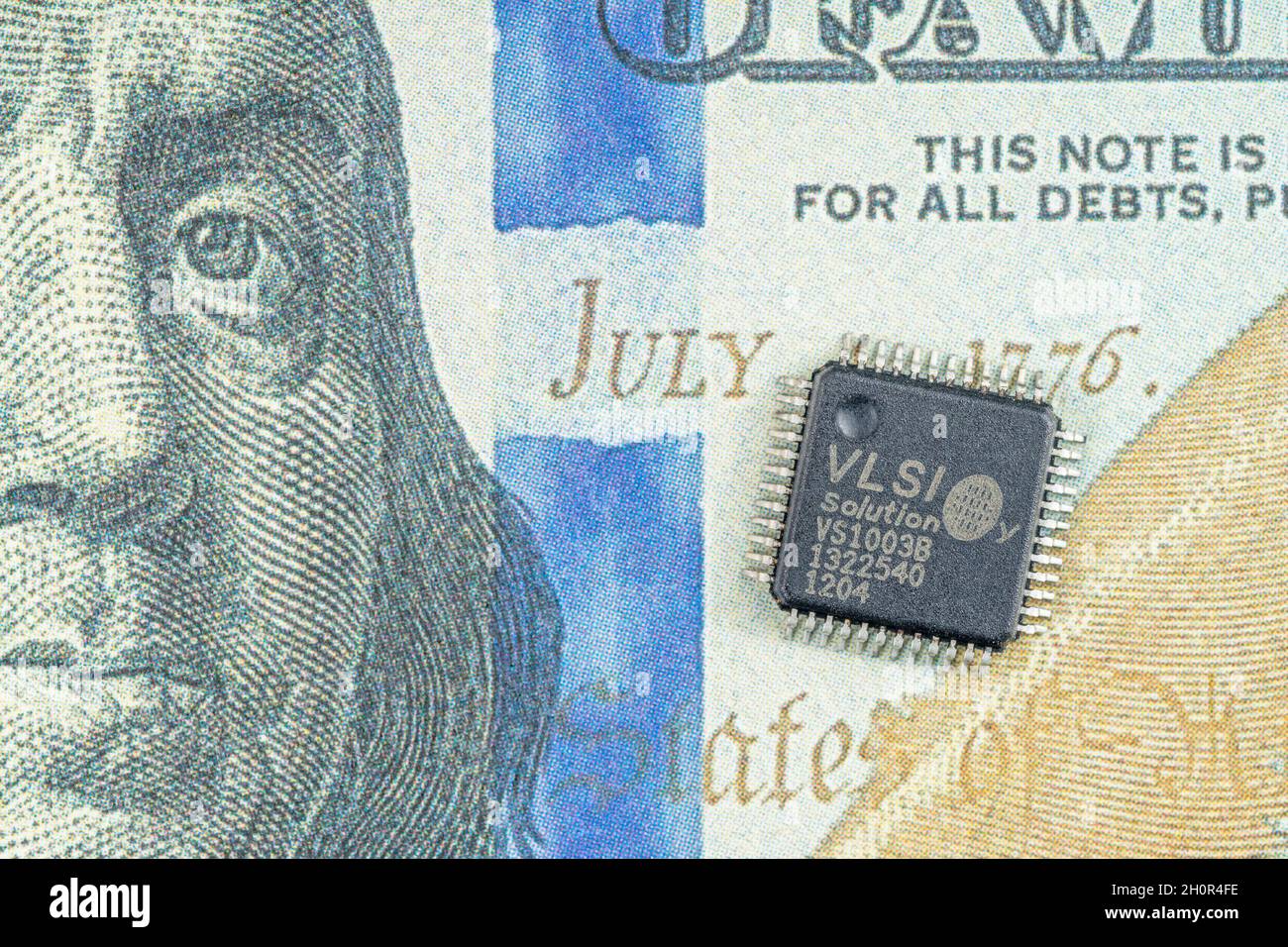 Faux $ 100 / ben Franklin dollaro fattura con semiconduttore microchip. Per la carenza di chip negli Stati Uniti, CHIP for America Act, la carenza di microchip in America. Foto Stock