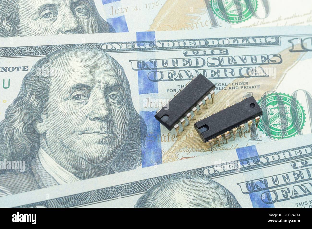 Faux $ 100 / ben Franklin dollaro fattura con semiconduttore microchip. Per la carenza di chip negli Stati Uniti, CHIP for America Act, la carenza di microchip in America. Foto Stock