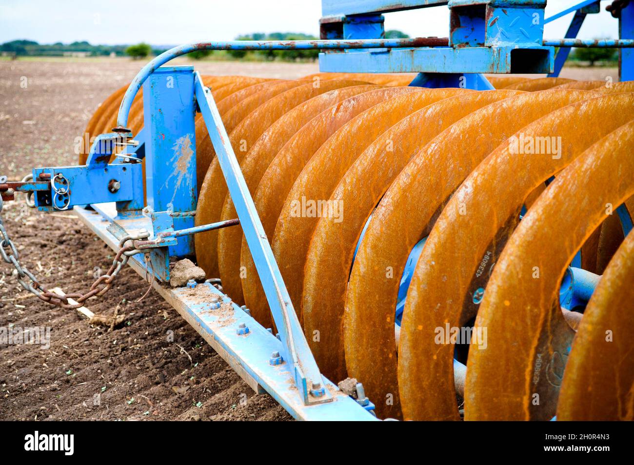 Arrow arrugginito fattoria LEMKEN con vernice blu originale ancora visibile - East Yorkshire, Inghilterra Foto Stock