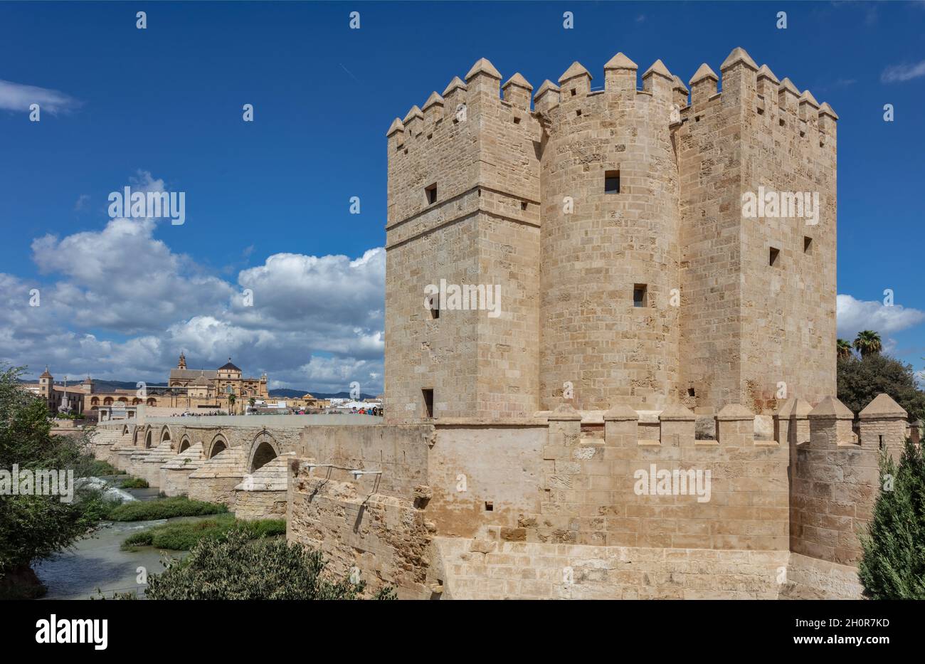 Il Ponte Romano di Cordoba, in Spagna, originariamente costruito nei primi del 1 ° secolo AC attraverso il fiume Guadalquivir. Mezquita in lontananza Foto Stock