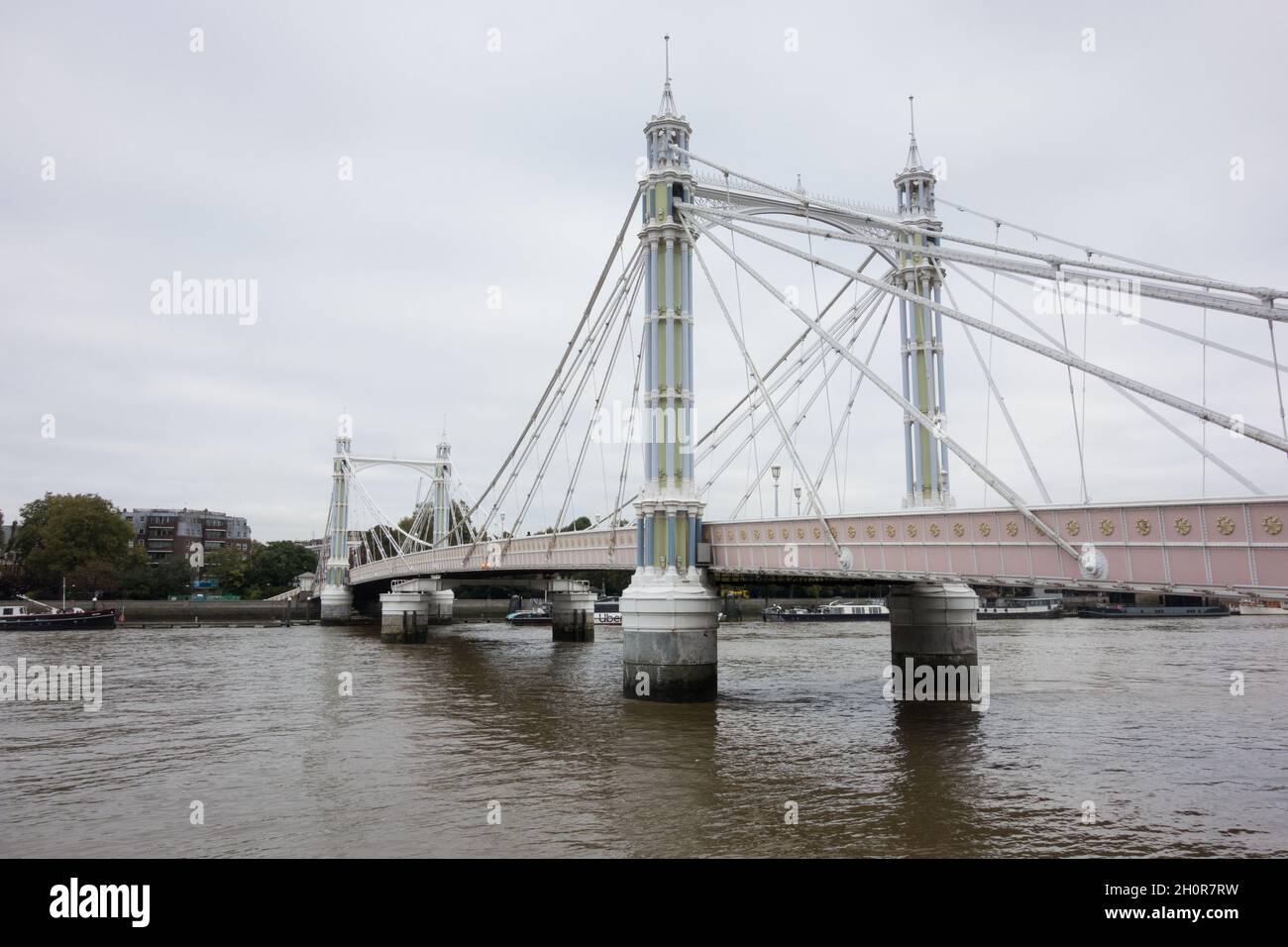 Rowland Mason Ordish e Albert Bridge di Joseph Bazalgette (nota anche come la Trembling Lady) sul Tamigi a Battersea, Londra, Inghilterra, Regno Unito Foto Stock
