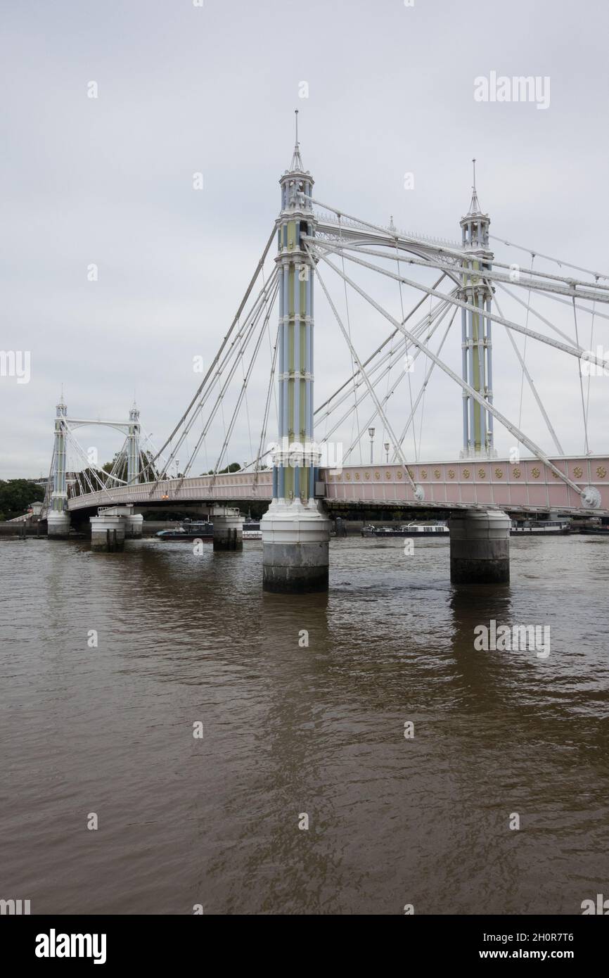 Rowland Mason Ordish e Albert Bridge di Joseph Bazalgette (nota anche come la Trembling Lady) sul Tamigi a Battersea, Londra, Inghilterra, Regno Unito Foto Stock