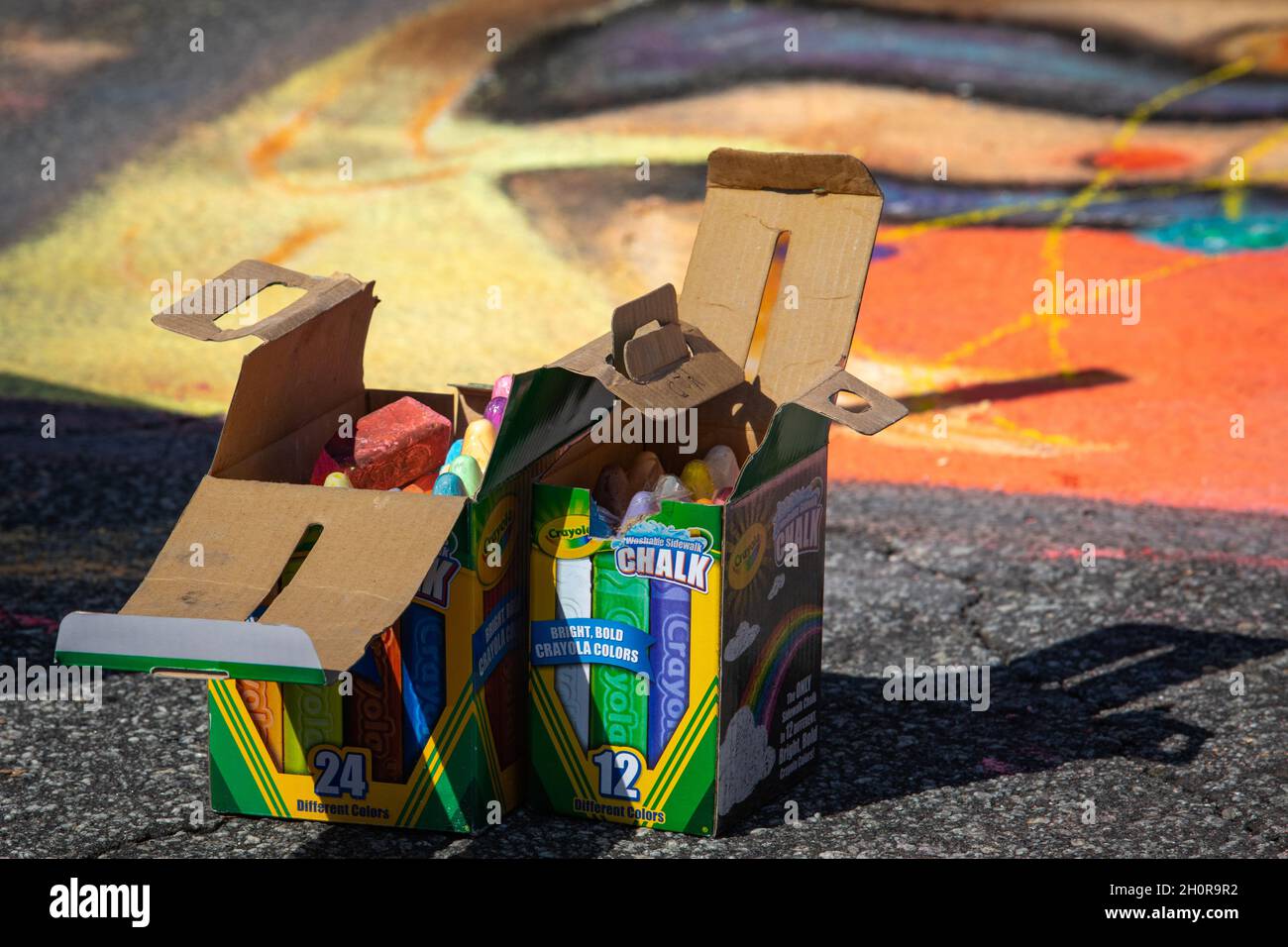 Gesso utilizzato per le opere d'arte di strada al Chlkoctoberfest di Marietta. Foto Stock