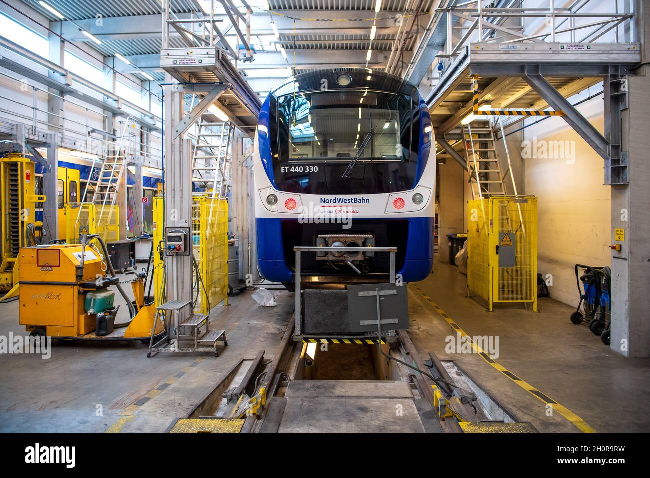 Bremerhaven, Germania. 14 Ott 2021. Un treno Nordwestbahn convertito si trova in officina. A partire da gennaio 2023 saranno modernizzati 34 treni della flotta Regio-S-Bahn. Due anni fa, Nordwestbahn è stata insignita del contratto per continuare a utilizzare il Regio-S-Bahn di Brema/bassa Sassonia fino al 2036. Secondo le proprie informazioni, la filiale del gruppo francese Transdev, in parte di proprietà statale, è una delle più grandi ferrovie private della Germania. Credit: Sina Schuldt/dpa/Alamy Live News Foto Stock