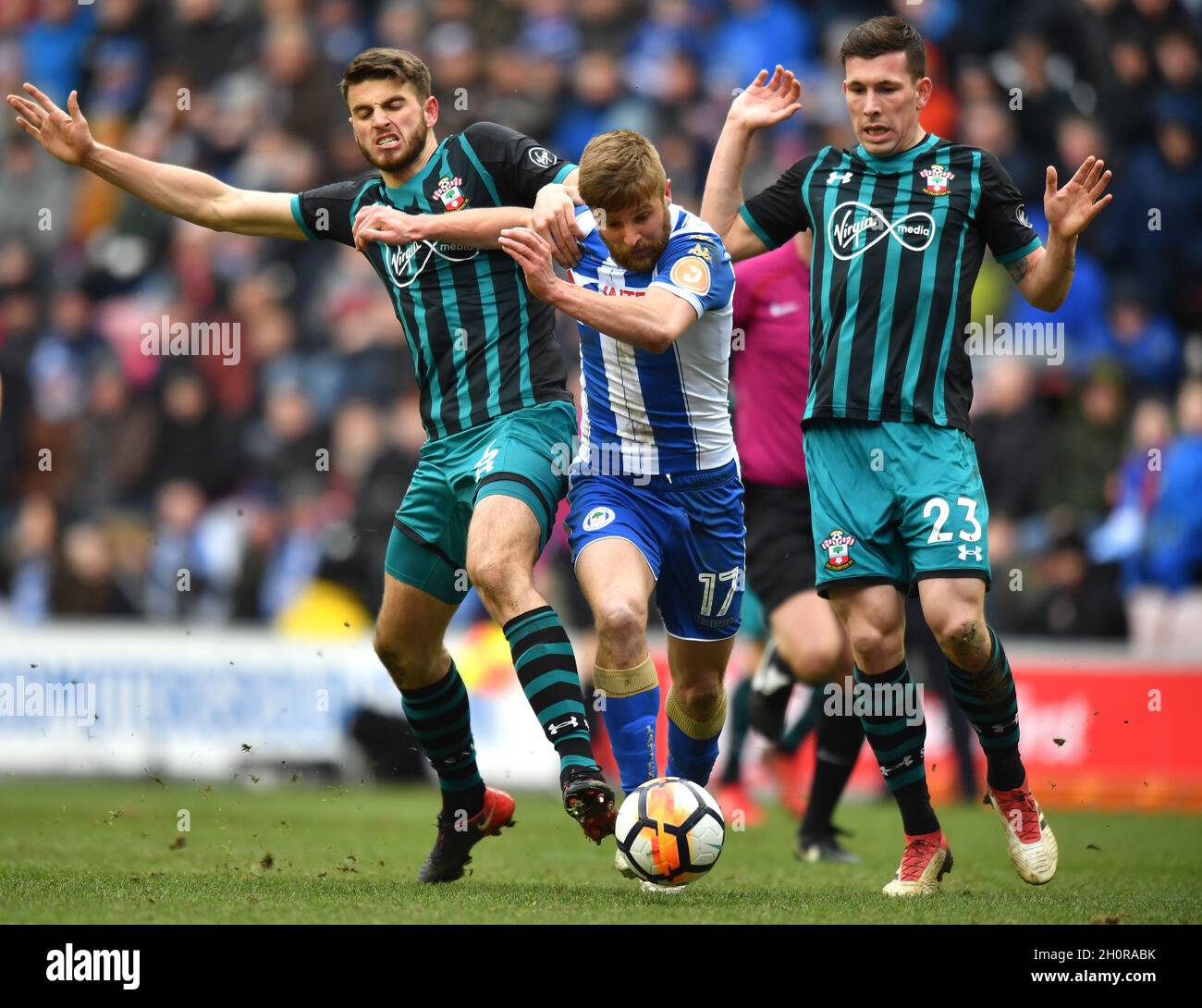 Michael Jacobs di Wigan Athletic evita una sfida da Wesley Hoedt di Southampton (a sinistra) e Pierre-Emile Hojbjerg di Southampton (a destra) Foto Stock