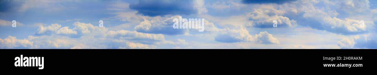 Cielo blu paesaggio con nuvole bianche, panorama enorme. Banner orizzontale con spazio libero per la copia del testo Foto Stock