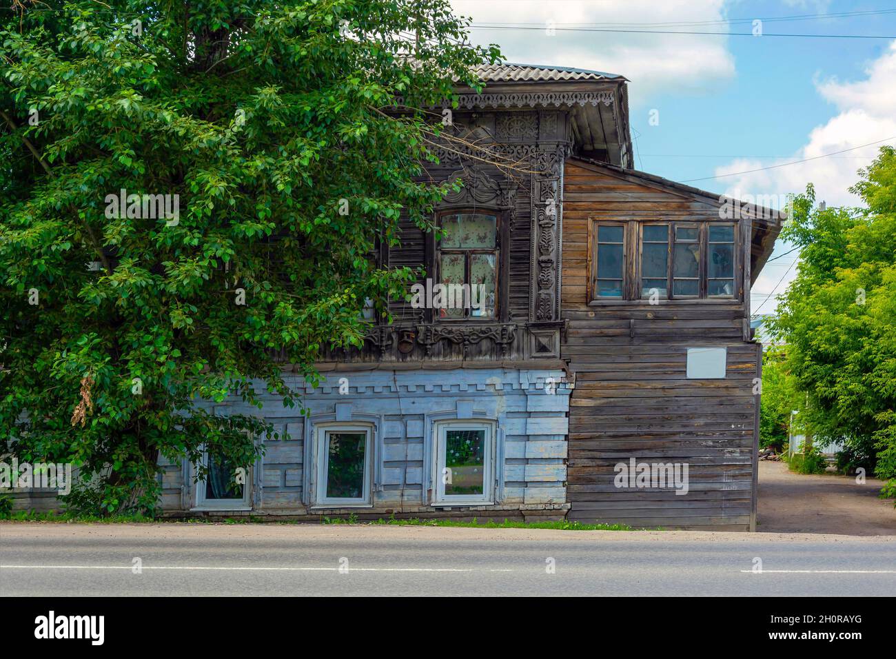 Tomsk, una vecchia casa di legno residenziale multi-appartamento su via Tatarskaya Foto Stock