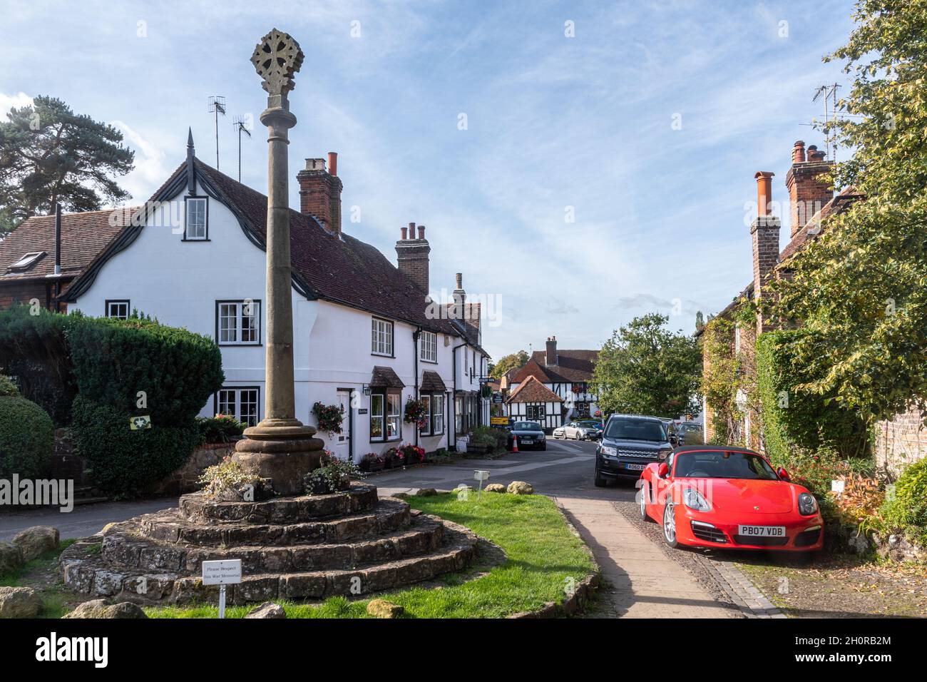 Vista del villaggio di Shere e il monumento commemorativo di guerra a Surrey, Inghilterra, Regno Unito Foto Stock