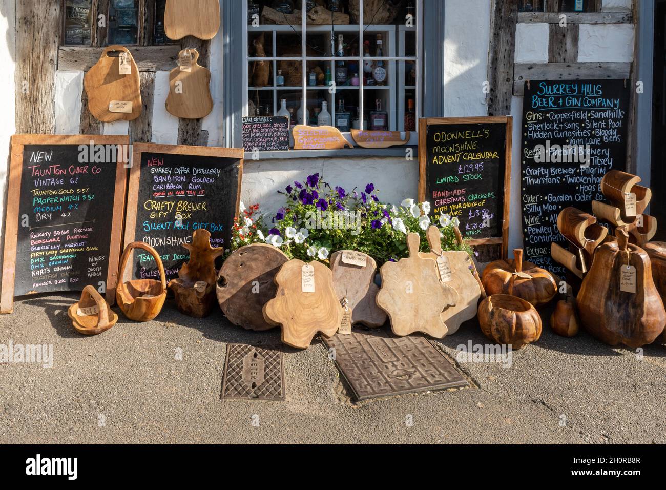 Shere Village, Surrey Hills Beer and Gin Company negozio in un cottage a graticcio, Surrey, Regno Unito, con esposizione esterna. Foto Stock